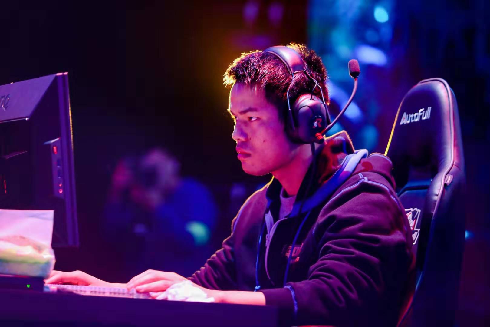 然是他们成 然是他们成